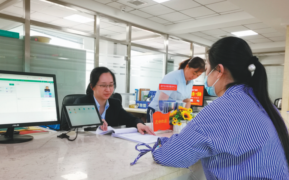 葫芦岛市政务服务中心工程建设项目综合窗口,工作人员在为企业办理业务。(摄影:姜帆)