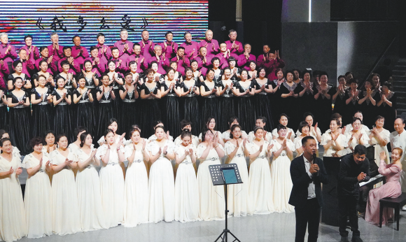 演出结束,3个合唱团的团员们走上舞台,为自己精彩表演鼓掌。(摄影:谭硕)