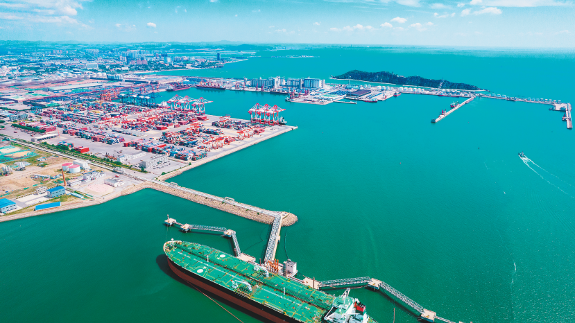东北陆海新通道门户港——锦州港俯瞰图。
