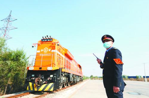 工作人员正指挥中欧班列“铁岭号”进站。 (摄影:桂铁军)