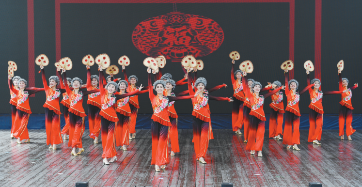 开场舞《黑土欢歌》将秧歌与广场舞巧妙结合,充溢着浓郁的地方特色,成为本次展演的一大亮点。(受访者供图)