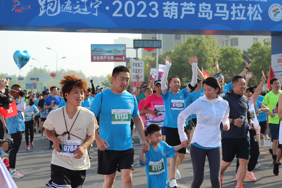 “跑遍辽宁·2023葫芦岛马拉松”吸引万人畅快开跑。(摄影:姜帆)