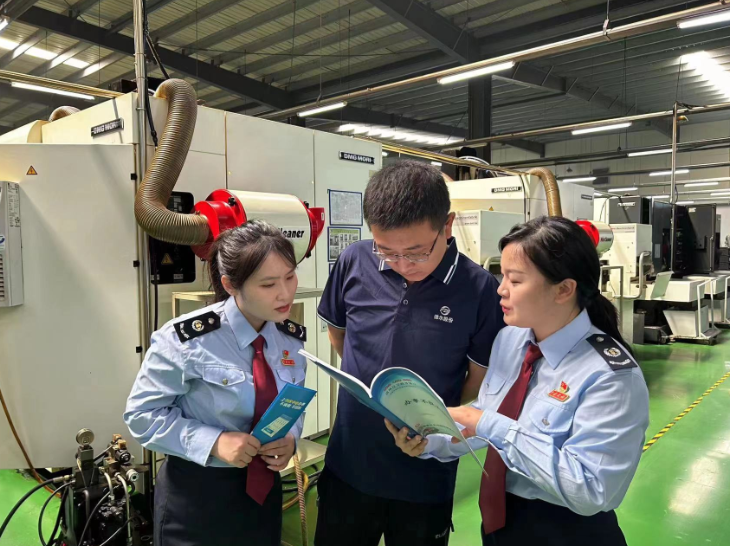 国家税务总局阜新市税务局干部深入企业讲解《办事不找关系指南》。(摄影:莫斯宁)