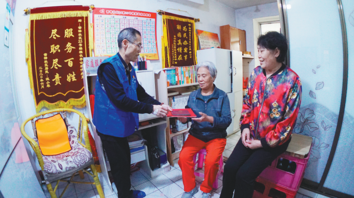 抚顺市望花区建立党员家庭代办站,为居民开展无偿代办服务。(摄影:门莹)