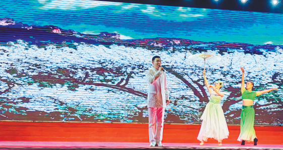 作为演唱会上“大美千山”篇章的重头歌曲,《五月千山梨花开》起伏的旋律、辽远的意境与千山遍野的梨花花海完美呼应,引发全场观众共鸣。