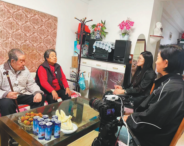 省档案馆三线史料收集专班正在为甘肃天水二一三电器集团有限公司退休职工范明伟、安凤玲夫妇录制口述史料。(来源:辽宁省档案馆)
