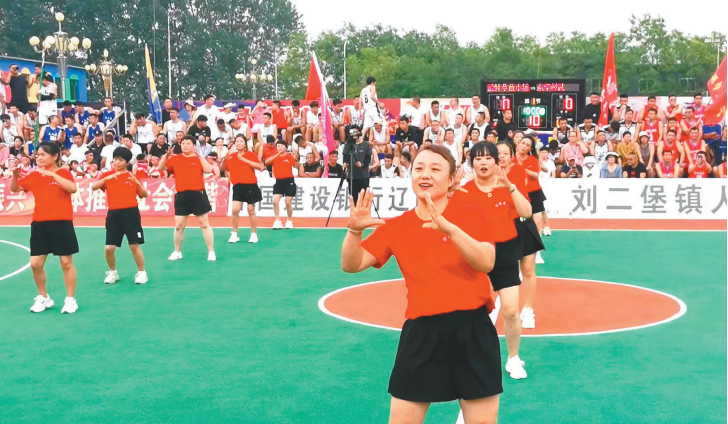 辽阳县刘二堡镇组织的“村BA”篮球赛场面火热、吸引眼球。(摄影:许刚)