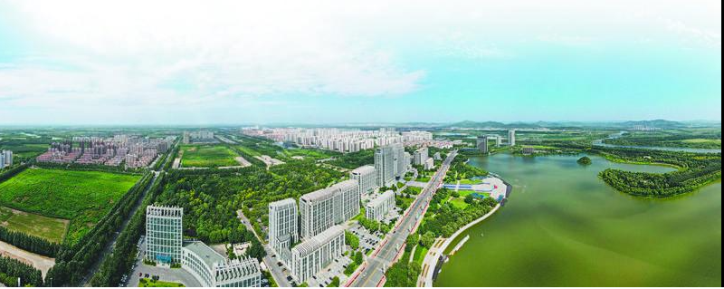 碧水穿城的铁岭凡河新区。(摄影:杨靖岫)