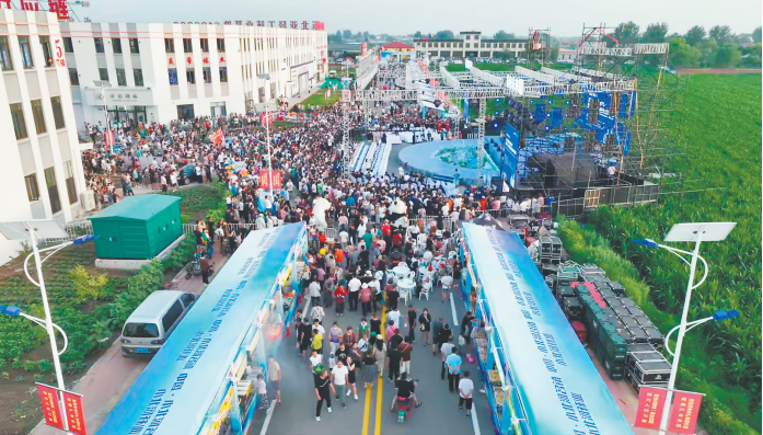 为期一周的辽阳县首届袜子节吸引了 17万人次前来购物观光。(摄影:许刚)