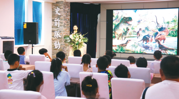 游客在朝阳化石谷景区听研学讲师讲解远古生灵,感受史前脉动。