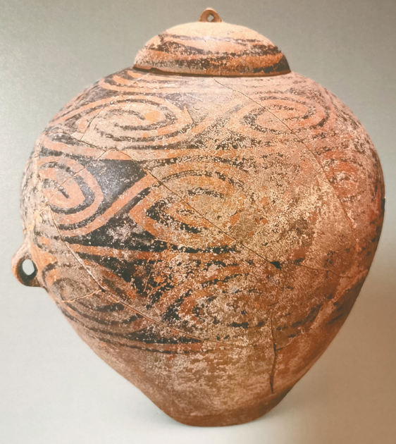 带盖彩陶瓮,红山文化器物,距今5000年,牛河梁出土,辽宁省文物考古研究院藏。