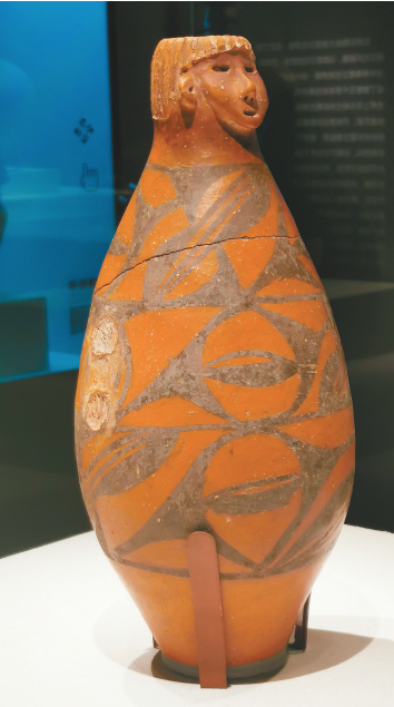 人头形器口彩陶瓶,仰韶文化庙底沟类型,距今5500年,甘肃省博物馆藏。