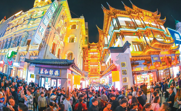 国庆假期，沈阳中街步行街人头攒动，节日气氛浓厚。人潮人海的背后，涌动着经济活力。（摄影：查金辉）