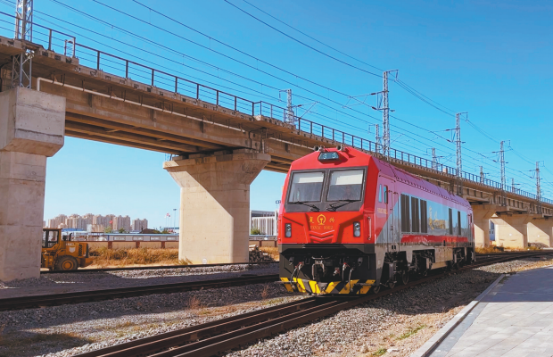 图为中车大连公司研制的新型复兴号内燃机车。