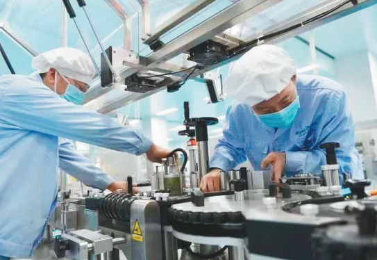 锦州奥鸿药业员工在数字化生产线上忙碌。辽宁日报记者 崔治 摄