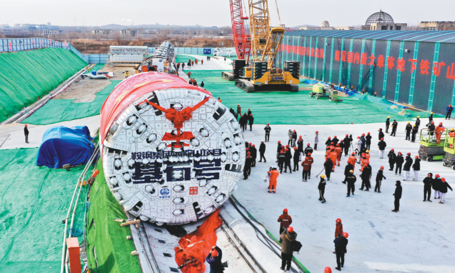 图为全断面硬岩隧道掘进机“基石号”在鞍钢西鞍山铁矿项目建设工地始发现场。(摄影:丛楠)