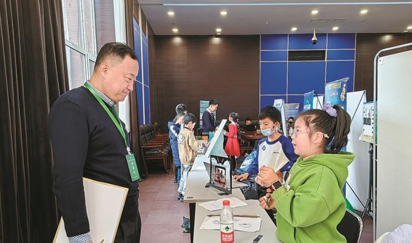 比赛现场,参赛选手向评委们展示他们的创新思维。