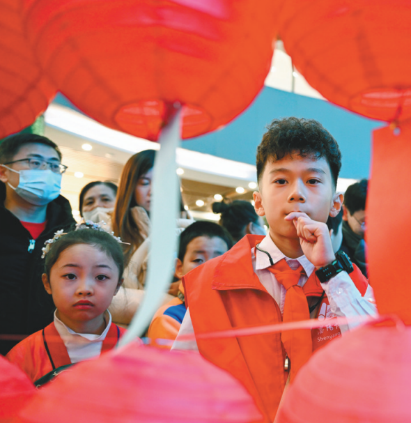 沈阳博物馆举办猜灯谜活动，吸引市民驻足思考。
