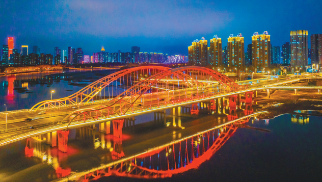 图为夜色中的南京桥。 辽宁日报记者 查金辉 摄