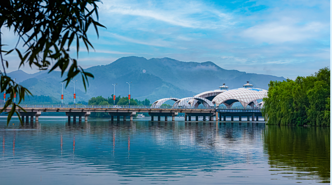 水清岸绿的喀左县龙源湖水利风景区。（喀左县委宣传部供图）