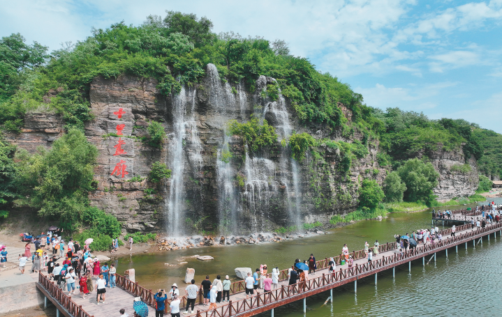 有着“辽阳后花园”之称的十里画廊景区，是游客消夏纳凉的好去处。纪明哲 摄