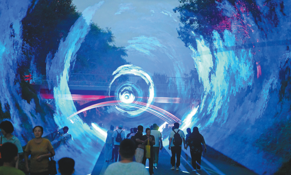 沈阳植物园新上线的“沐光森林”夜游，集灯光艺术、水幕投影等技术于一体，让游客体验到愉悦的穿越感。（摄影：杨靖岫）