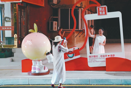 鞍山市铁东区倾力打造工人街青年巷特色街区,成为新的网红打卡地。(摄影:李海)
