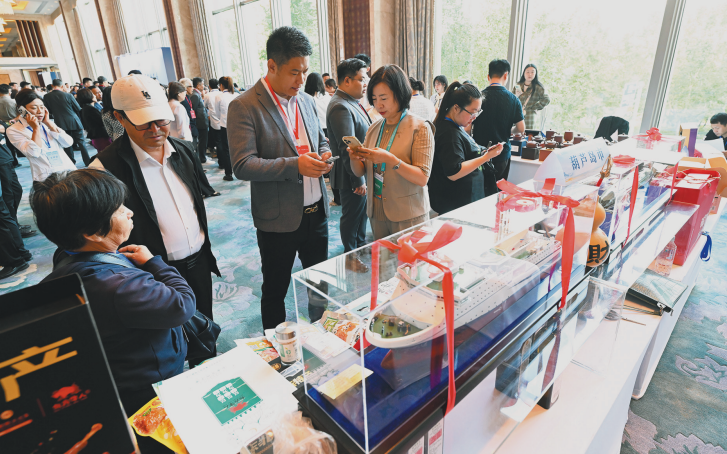 辽商在优品展现场交流。（摄影：赵敬东）