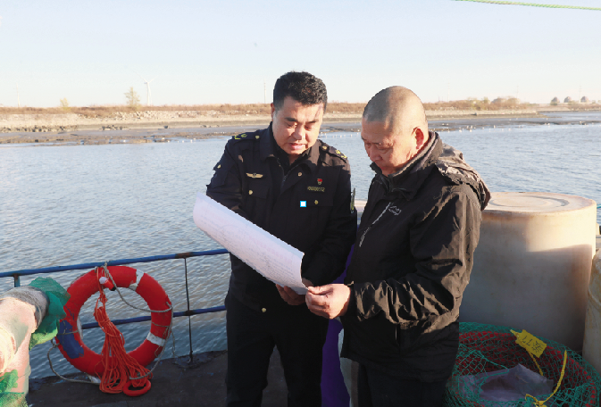 东港市执法人员向渔船民宣传渔业安全知识。