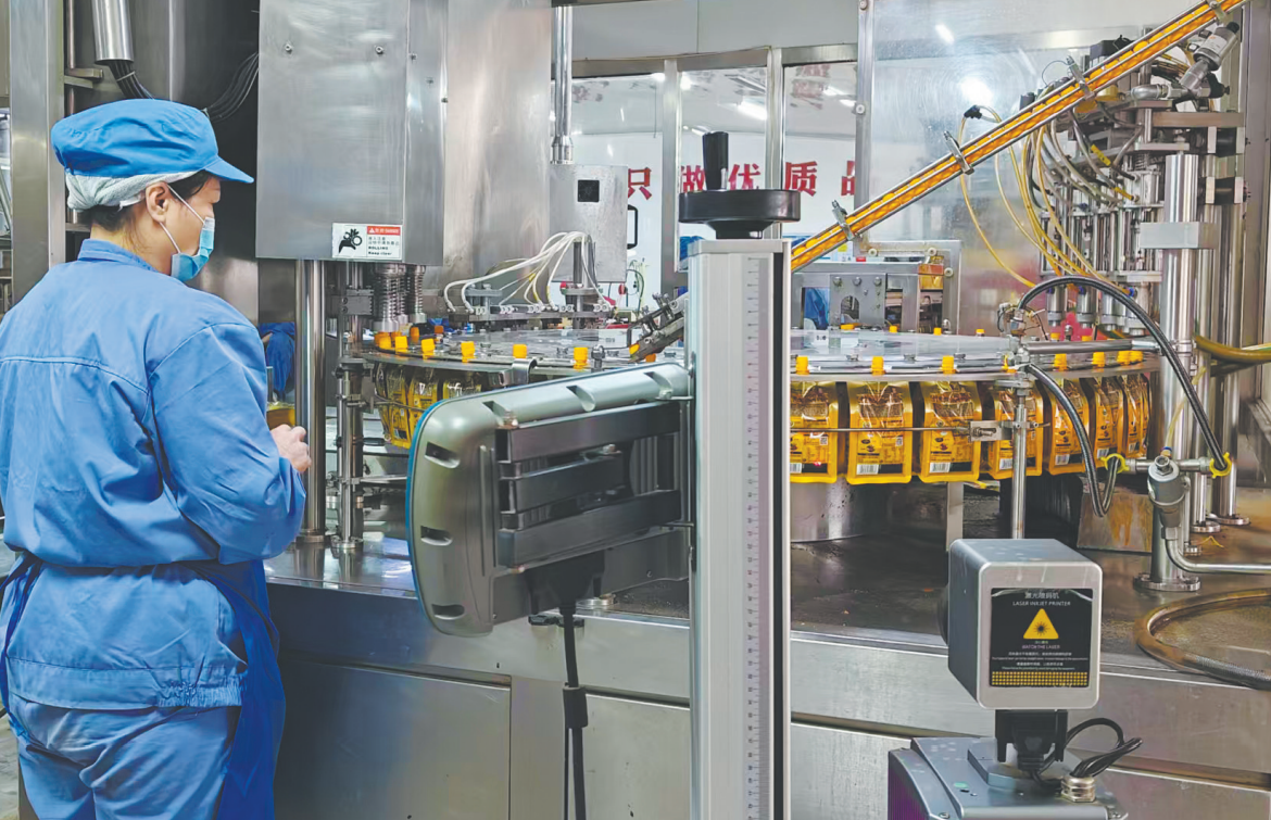 郑友和食品有限公司的营口传统大酱包装车间。受访单位供图