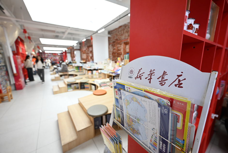 书店里，红色文化与现代元素相结合，打造出红色主题艺术空间。（摄影：赵敬东）