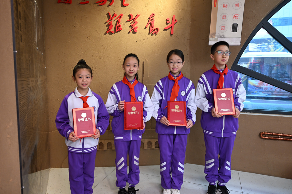 获奖的“小小荐书官”手捧证书合影留念。（摄影：赵敬东）