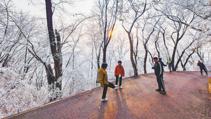 雪后清晨，丹东居民在美丽整洁的锦江山公园里游玩锻炼。 特约记者 周广庆 摄