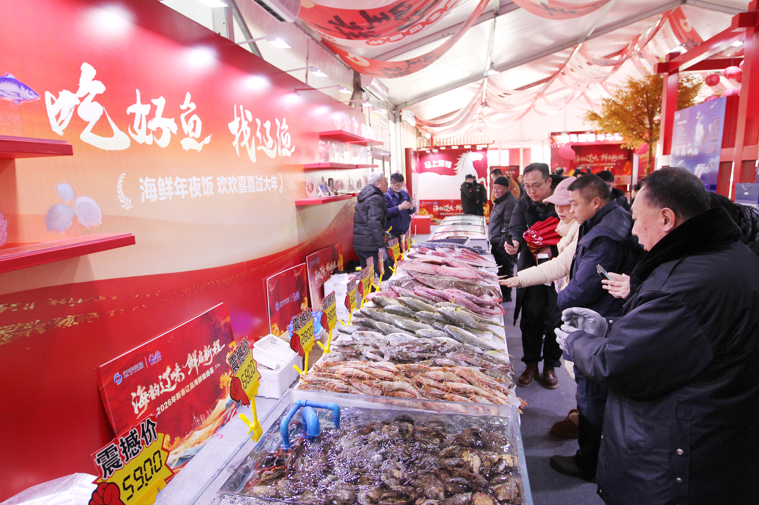 消费者在柜台前选购海鲜产品。（摄影：白琳）