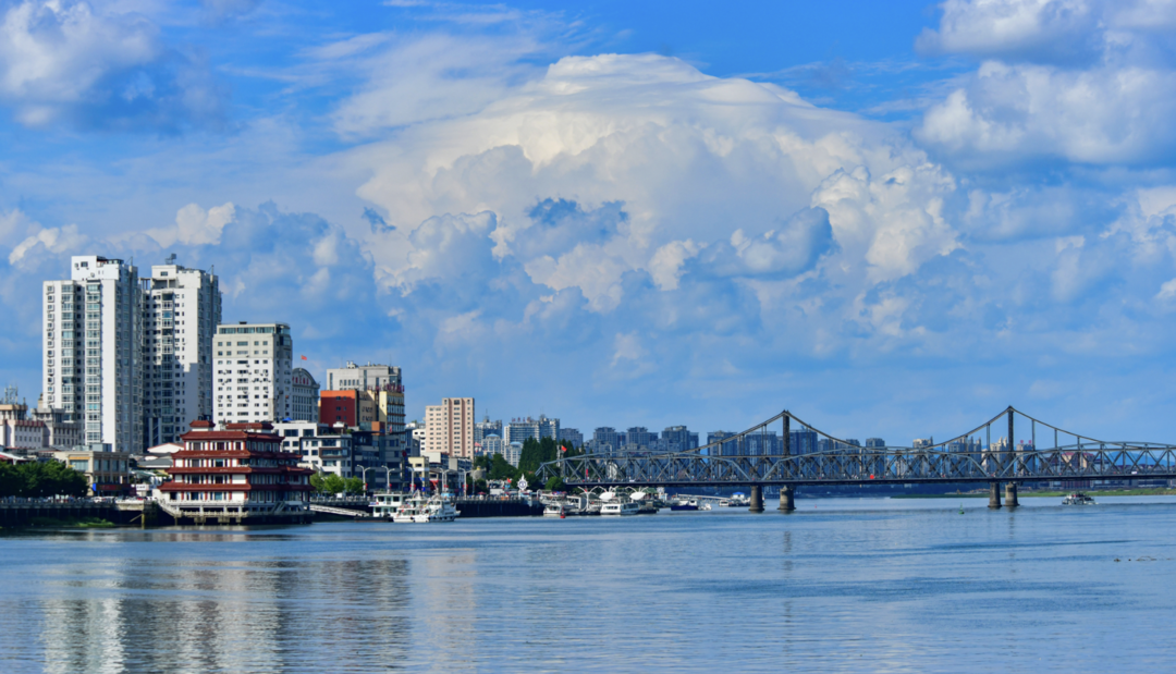 鸭绿江畔，丹东真好。（刘海东 摄）