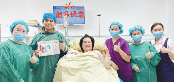 春节期间，大连市妇女儿童医疗中心（集团）为每个产妇家庭拍摄新春纪念照，定格幸福瞬间。 受访单位供图