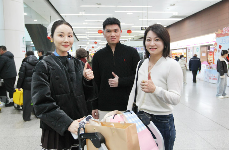 春节期间，来自浙江温州的林开跃（中）带着家人来辽宁旅游过年。（摄影：白琳）