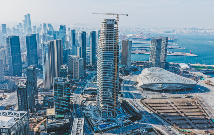 正在安装幕墙的大连国际航运中心大厦。（摄影：丁齐钰）