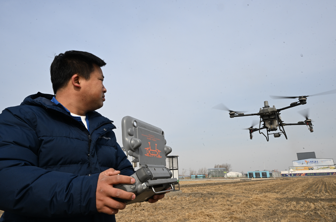 沈阳辽北七星米业有限公司技术人员正在试飞无人机，为春耕规划飞行路线、存储飞行数据。 辽宁日报记者 杨靖岫 摄