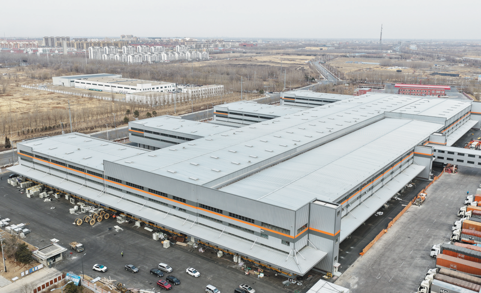 图为正在建设中的二期项目工程，建筑主体及外部已施工完毕。（摄影：杨靖岫）