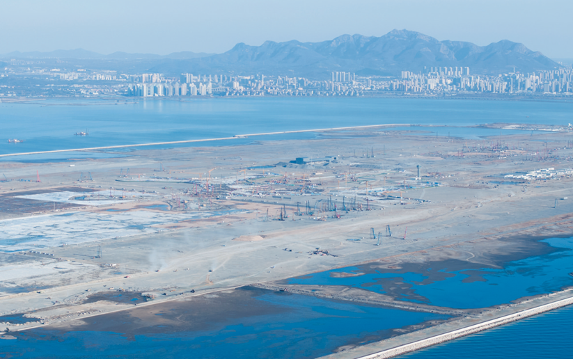 正在建设中的大连金州湾国际机场。（摄影：安晓晨）