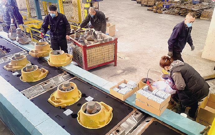 图为丹东市隆盛铸造AMF自动化生产线升级改造后的生产场面。