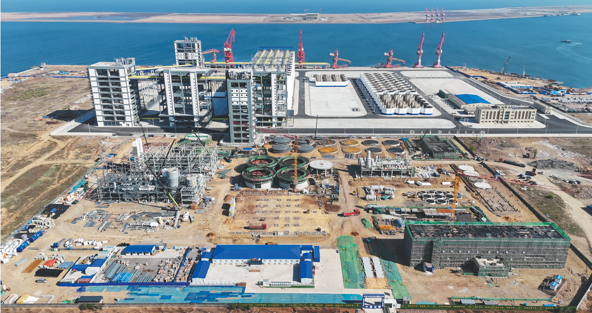 图为厦门象屿太平湾植物蛋白加工项目施工现场。（刘统询 摄）