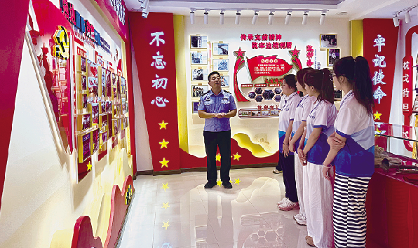 “石榴花开”实践团参观马市边境派出所。孙畅 摄