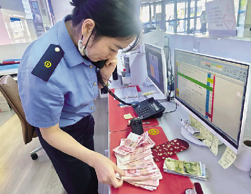 徐云凤在清点包内现金等物品。