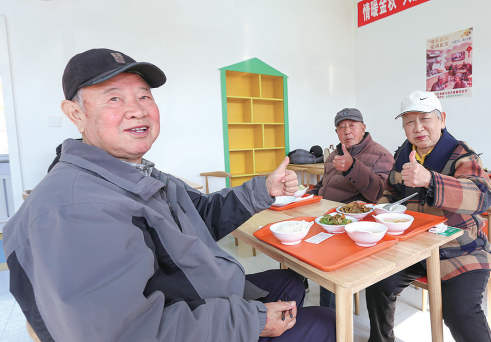 老年居民在社区食堂就餐。（摄影：倪洪青）