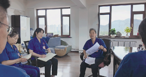 唐坤组织支部党员开展理论学习。